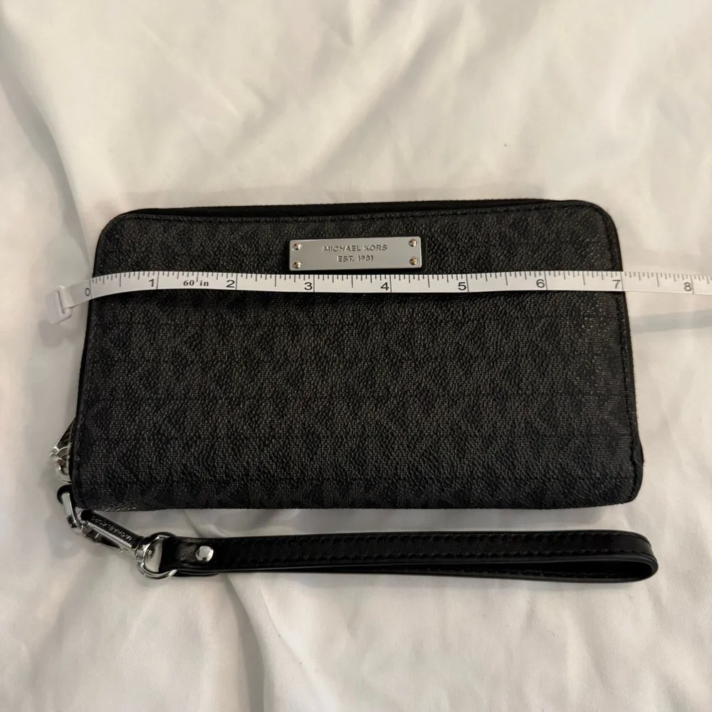 EUC Michael Kors Jet Set Large Signature Logo Smartphone Wallet